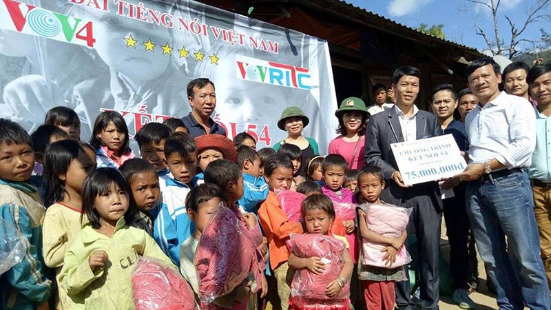 Đại diện Ban Dân tộc (VOV4), Đài TNVN trao tặng quà của thính giả ủng hộ học sinh La Hủ Trường PTDTBT Tiểu học Thu Lũm.