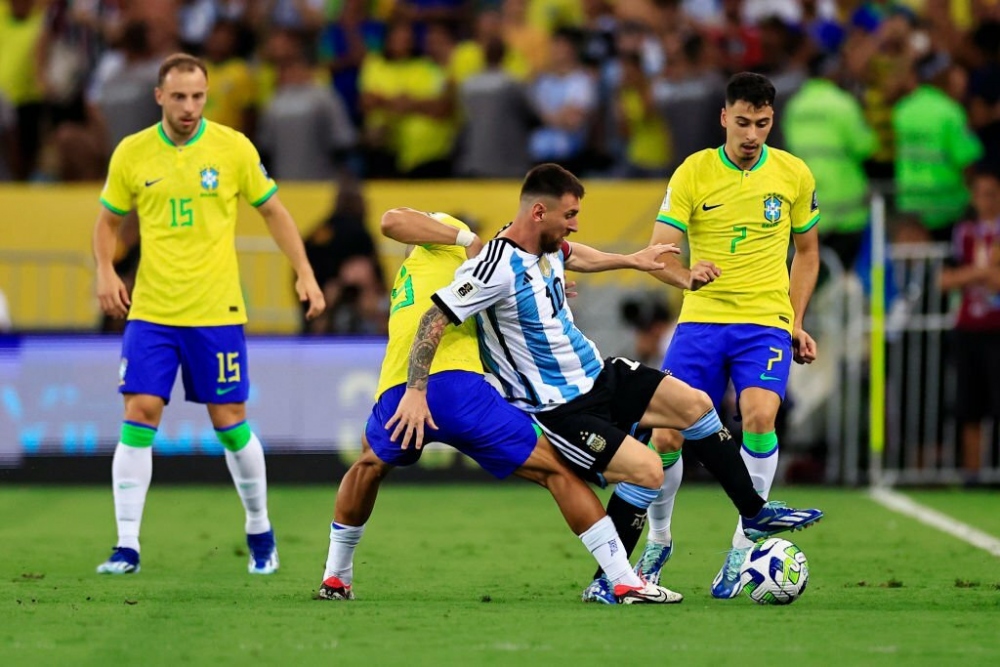 Sau 45 phút thi đấu đầu tiên, Brazil và Argentina đang hòa nhau 0-0.