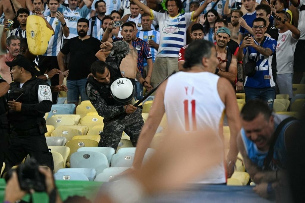 Khung cảnh hỗn loạn diễn ra trên sân Maracana.