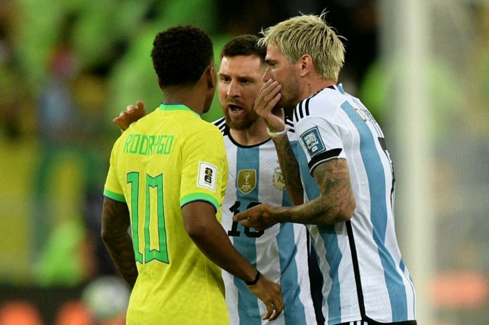 Khi trận đấu chuẩn bị bắt đầu, Messi cũng có tranh cãi nảy lửa với Rodrygo bên phía Brazil.
