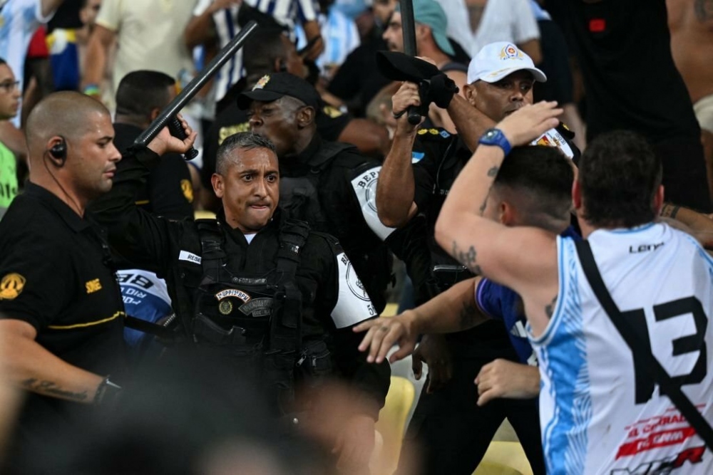 Trước trận đấu giữa Brazil - Argentina (bắt đầu lúc 07h30 theo giờ Việt Nam), CĐV đội khách đã xảy ra xô xát với cảnh sát Brazil.