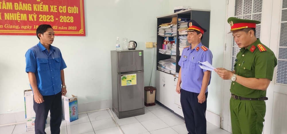Đọc lệnh bắt tạm giam bi can Đặng Phi Long