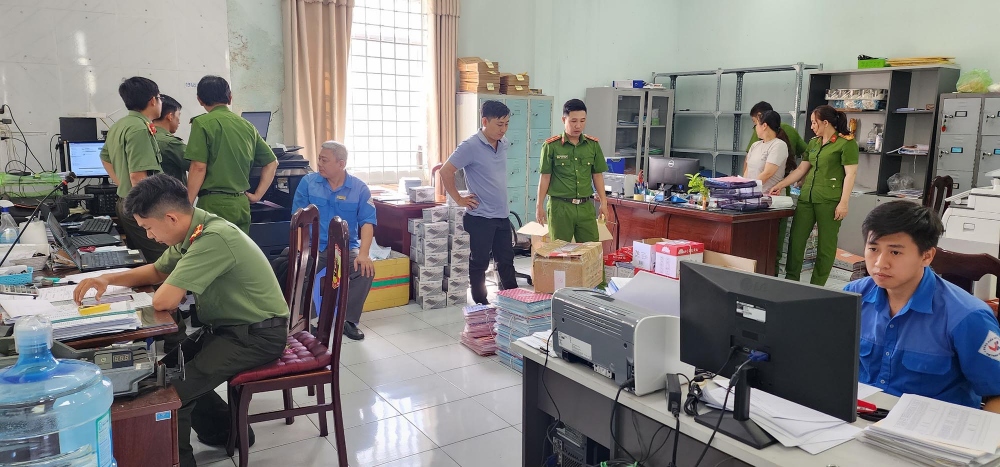 Khám xét nơi làm việc của Đặng Phi Long tại Trung tâm đăng kiểm Kiên Giang 68.01S Cơ quan điều tra thu giữ nhiều tài liệu có liên quan.