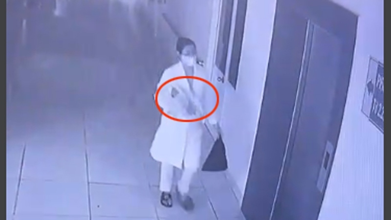 T.,  giả dạng bác sĩ vào phòng bế cháu bé (ảnh: BV).