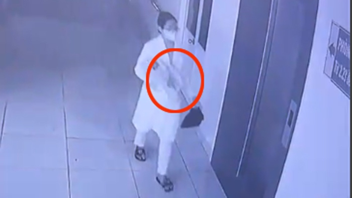 Cảnh người phụ nữ lạ bế bé ra khỏi phòng (ảnh: BV)