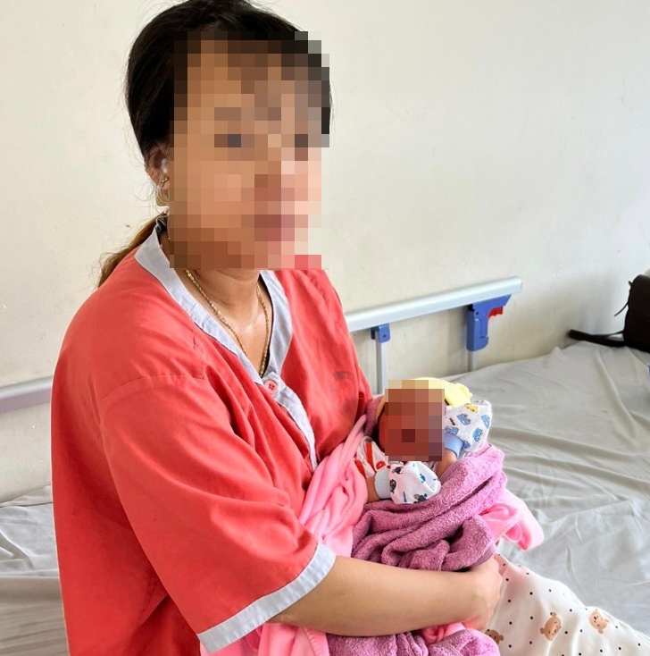 Cháu bé đã về với gia đình.
