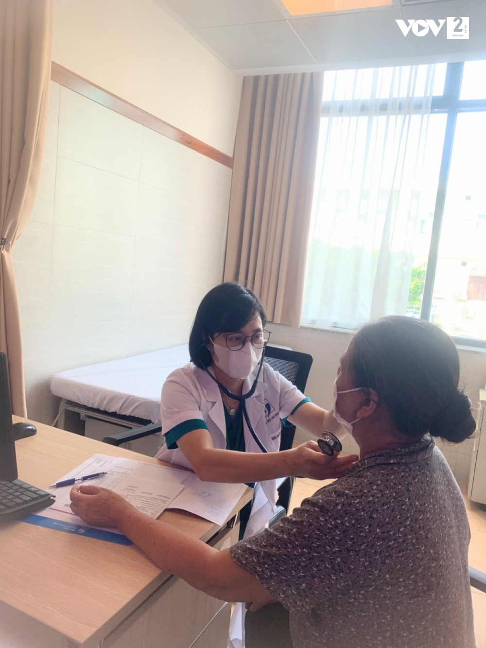 BS Dương Thị Hồng Lý khám bệnh cho bệnh nhân tại BV Lão khoa TW