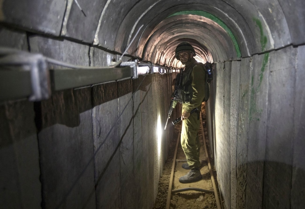 Binh sỹ israel bên trong một đường hầm của Hamas ở biên giới Israel-Gaza, năm 2014. Ảnh: AP