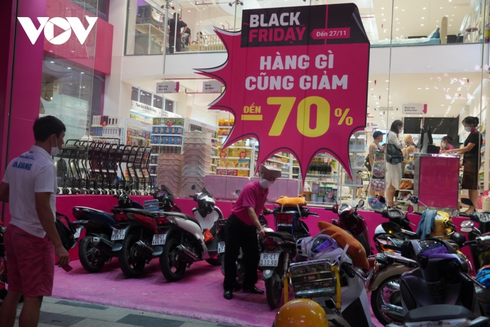 Dịp Black Friday, hầu hết thương hiệu lớn đều sẽ thực hiện giảm giá sản phẩm, người tiêu dùng có thể tận dụng cơ hội để sở hữu các món đồ cao cấp với mức giá rẻ nhất có thể.