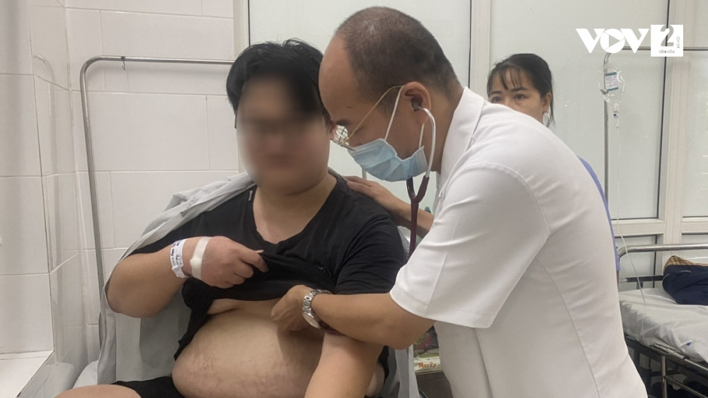 PGS.TS Đỗ Duy Cường thăm khám bệnh nhân sốt xuất huyết