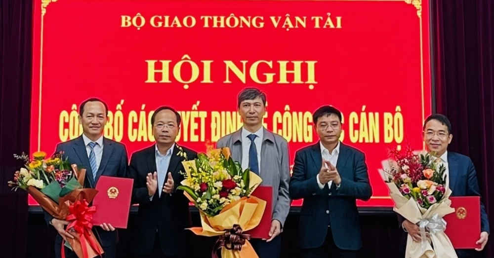 Bộ trưởng GTVT trao quyết định bổ nhiệm cho các nhân sự. Ảnh BN.