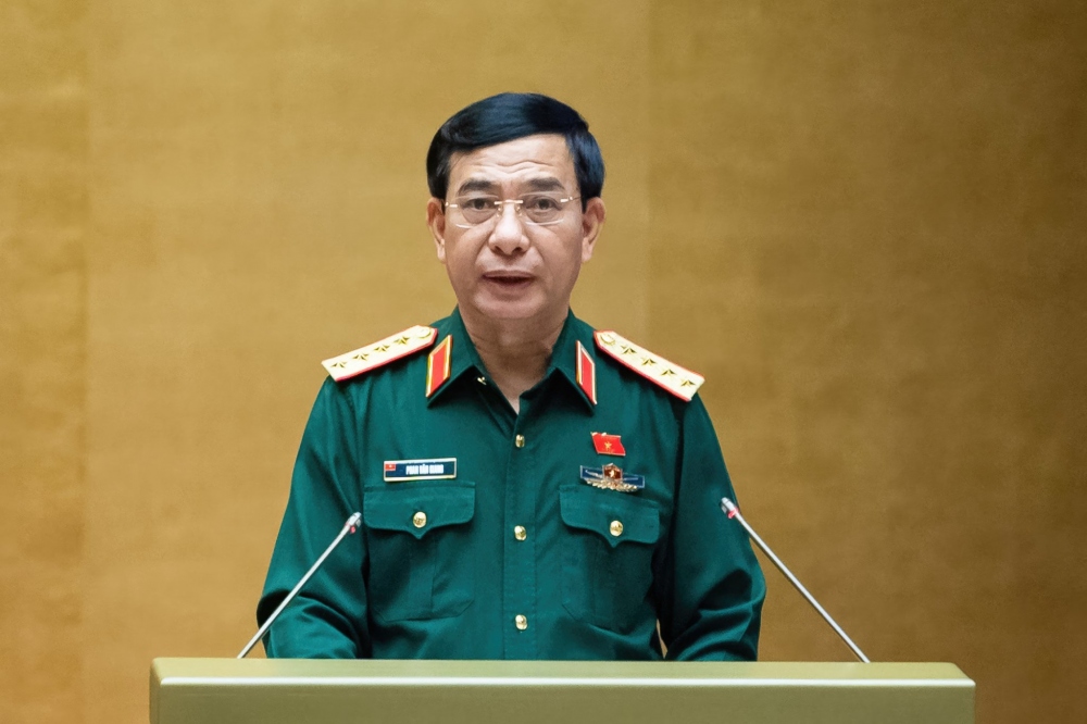 Bộ trưởng Bộ Quốc phòng Phan Văn Giang, thừa ủy quyền của Thủ tướng Chính phủ trình bày Tờ trình về dự án Luật Công nghiệp quốc phòng, an ninh và động viên công nghiệp