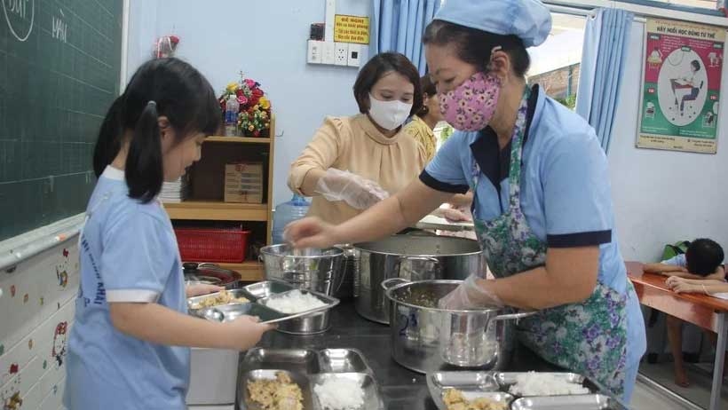 Bữa ăn bán trú tại Trường Tiểu học Nguyễn Thị Minh Khai. Ảnh: Giáo dục thời đại