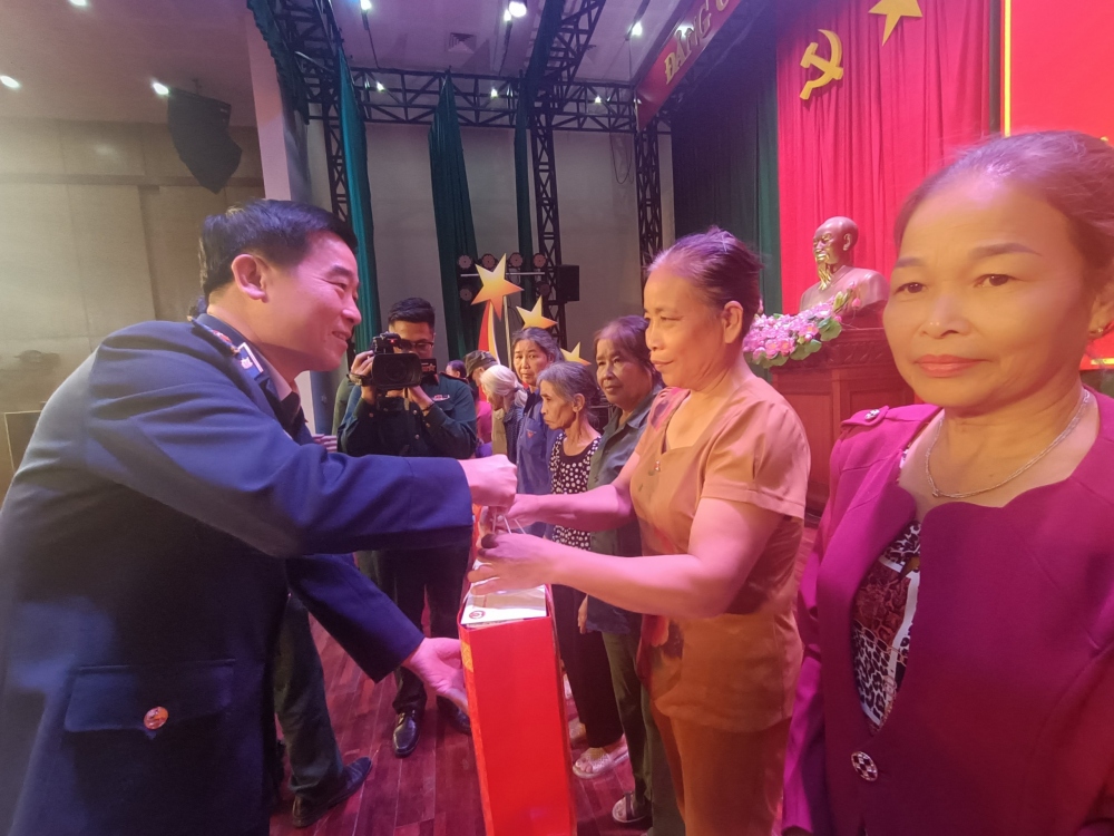 Trao quà cho các hoàn cảnh khó khăn