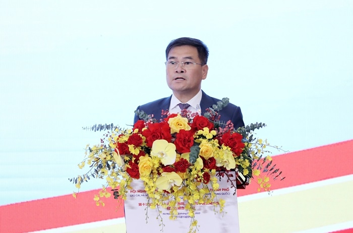Ông Bùi Văn Khắng, Phó Chủ tịch UBND tỉnh Quảng Ninh tham luận tại Hội nghị