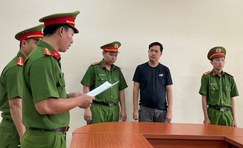 Cơ quan cảnh sát điều tra Công an TP.HCM khởi tố bị can, ra lệnh bắt bị can để tạm giam đối với Ngô Tấn Đạt - Ảnh: Công an cung cấp