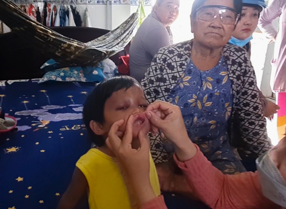 Ông Đắc đã đánh bé T. để lại nhiều thương tích trên người.