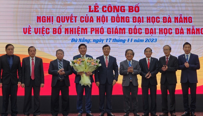 Các đại biểu tặng hoa chúc mừng tân Phó Giám đốc Đại học Đà Nẵng.