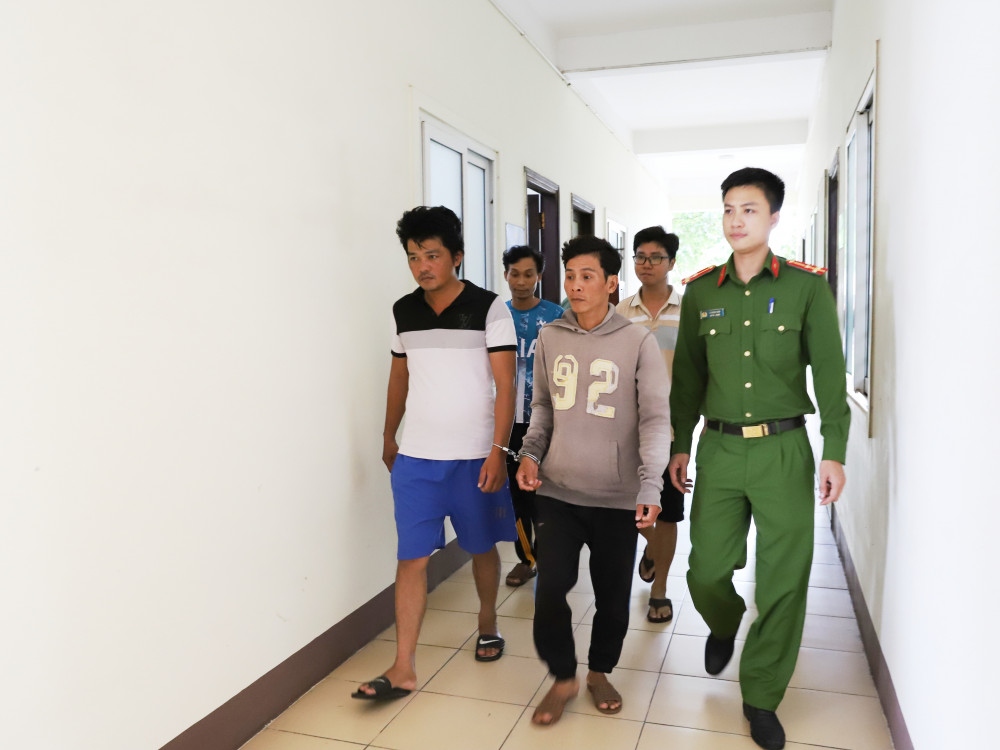 Các đối tượng bị bắt giữ đưa về Công an Thị xã Kỳ Anh để xử lý (Ảnh Văn Hùng)