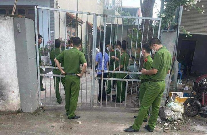 Công an tỉnh Vĩnh Phúc phối hợp với các cơ quan chức năng tổ chức khám nghiệm hiện trường.
