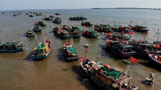 Ông Trịnh Văn Đoàn - Phó Chủ tịch UBND xã Giao Hải cho biết, uớc tính, bến cá Giao Hải có gần 800 phương tiện đánh bắt các loại ở các nơi cập bến. Đánh bắt ở độ xa khoảng 20 hải lý (gần 40 km), đây được gọi là đánh bắt gần bờ. Sản lượng khai thác, nuôi trồng thủy, hải sản đến hết quý III của xã ước đạt: 7.250 tấn/9.500 tấn đạt 76,3% tương đương so với cùng kỳ năm 2022, dự kiến vượt chỉ tiêu năm nay. Trong đó, hết qúy III, khai thác tôm, cá các loại là 6.005 tấn