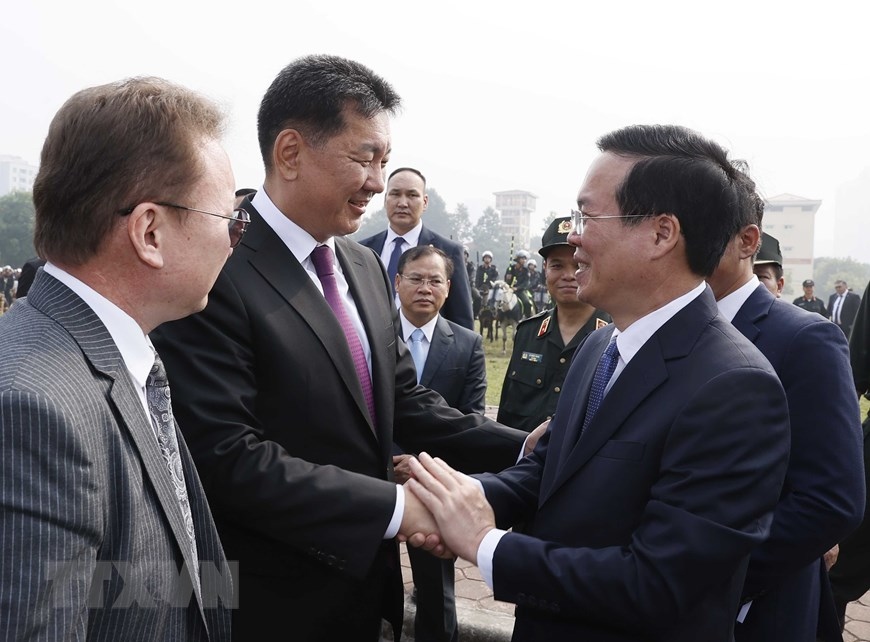 Chủ tịch nước Võ Văn Thưởng và Tổng thống Mông Cổ Ukhnaagiin Khurelsukh đến thăm Bộ Tư lệnh Cảnh sát cơ động. (Ảnh: Thống Nhất/TTXVN)