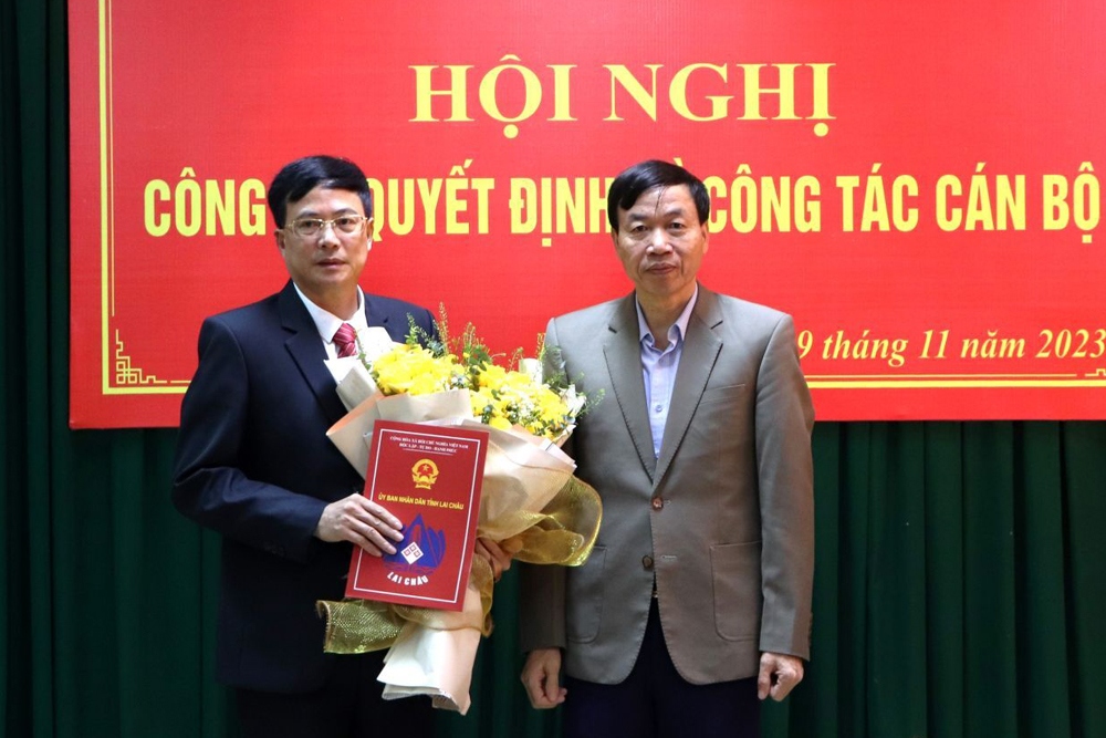 Chủ tịch UBND tỉnh Lai Châu Lê Văn Lương trao quyết định cho tân Giám đốc Sở Khoa học và Công nghệ Mạc Quang Dũng