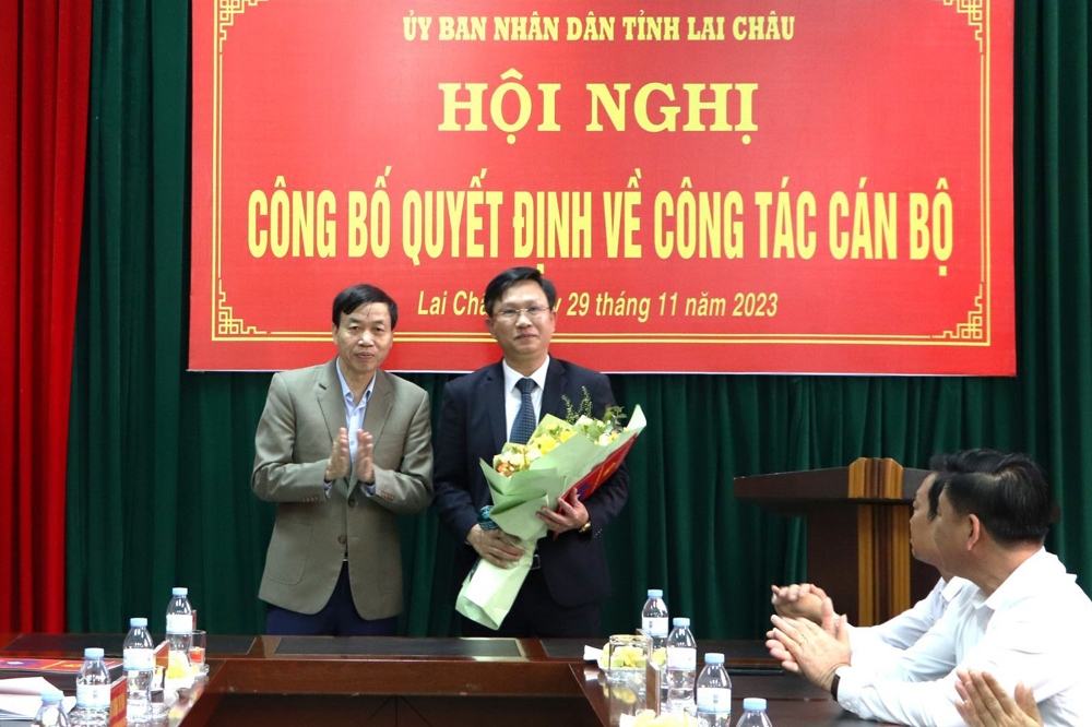 Chủ tịch UBND tỉnh Lai Châu Lê Văn Lương trao quyết định cho tân Giám đốc Sở Ngoại vụ Kiều Hải Nam