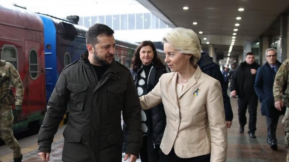 Chủ tịch Ủy ban Châu Âu Ursula von der Leyen (phải) và Tổng thống Ukraine Volodymyr Zelensky ngày 4/11/2023 tại Kiev (Ảnh: France Info)