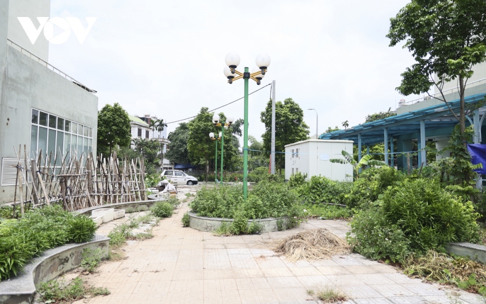 Sau một thời gian dài bỏ hoang, nhiều hạng mục của khu tái định cư xuống cấp nghiêm trọng, do lâu ngày không có người ở, không được đầu tư, bảo dưỡng