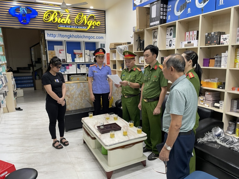 Cơ quan Công an đọc quyết định khám xét tại cơ sở kinh doanh của Hoàng Văn Cường