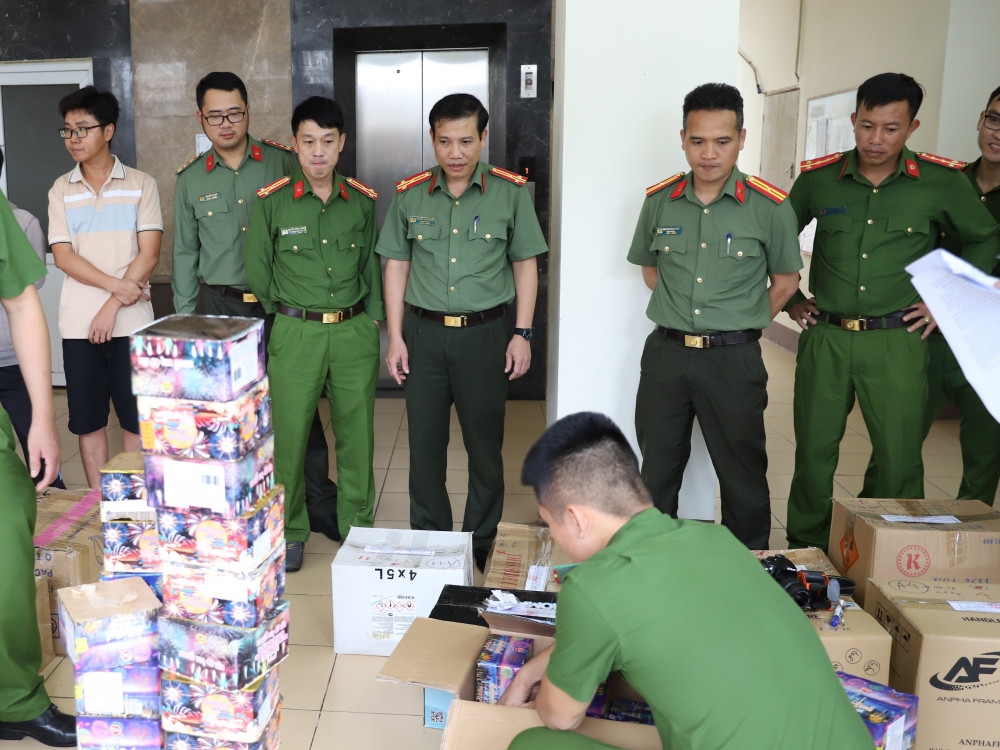 Cơ quan điều tra tiến hành kiểm đếm tang vật thu giữ