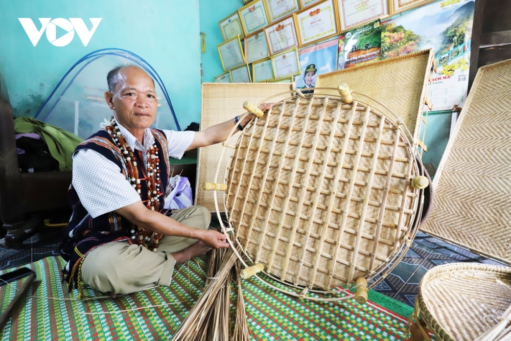 A craftsman spends between five days and 15 days to complete a single product.