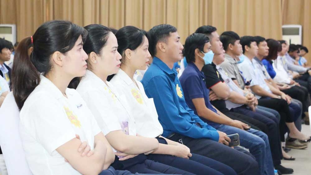 Công nhân lao động tham gia buổi phát động phong trào thi đua “Lao động giỏi, lao động sáng tạo” (ảnh: TL).