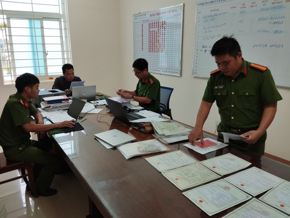 Công an Tp Gia Nghĩa thu giữ các tang vật, tài liệu liên quan đến hoạt động cho vay lãi nặng của các đối tượng