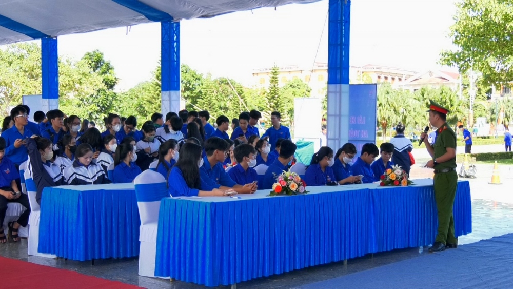 Công an tuyên truyền các bạn trẻ cách phòng tránh bị lừa đảo qua mạng xã hội
