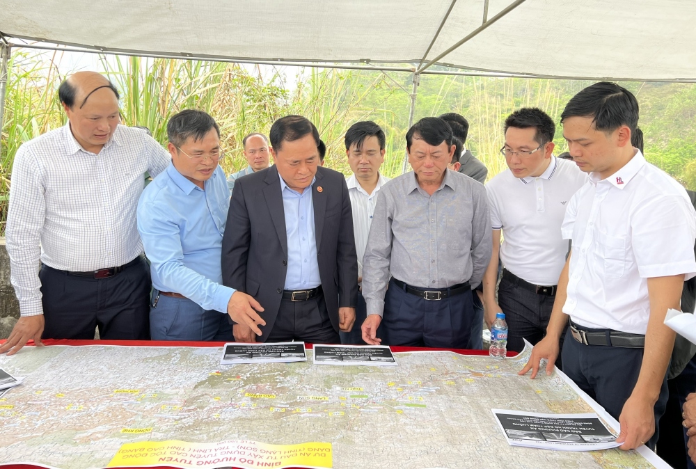 Chủ tịch UBND tỉnh Cao Bằng Hoàng Xuân Ánh và Chủ tịch UBND tỉnh Lạng Sơn Hồ Tiến Thiệu trao đổi phương án thực hiện tuyến cao tốc Đồng Đăng (Lạng Sơn) - Trà Lĩnh (Cao Bằng), đoạn qua địa phận huyện Tràng Định.