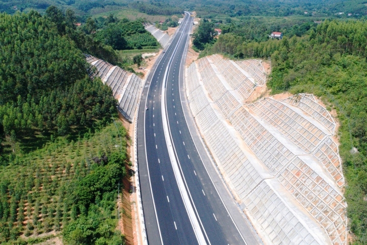 Muốn Cao Bằng phát triển, muốn xoá được đói giảm được nghèo, đời sống nhân dân được nâng lên thì không có một cách nào khác đó là phải tập trung vào những tuyến giao thông, đặc biệt là tuyến đường bộ cao tốc từ Đồng Đăng - Trà Lĩnh.