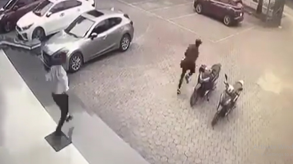 Đối tượng sau đó thoát ra ngoài (ảnh cắt từ clip).