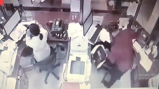 Hình ảnh đối tượng khống chế một nhân viên ngân hàng (ảnh cắt từ clip).