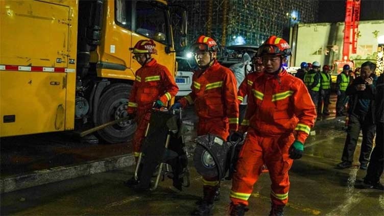 Lực lượng cứu hộ Trung Quốc có mặt tại hiện trường. Ảnh: Dunya News