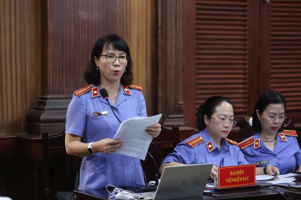 Đại diện Viện Kiểm sát Nhân dân TP.HCM nêu quan điểm luận tội và đề nghị mức án đối với các bị cáo.