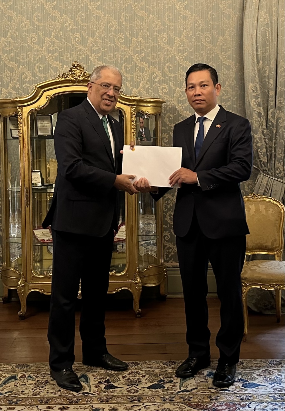 Đại sứ Vũ Trung Mỹ và Thứ trưởng Ngoại giao Columbia Francisco Coy