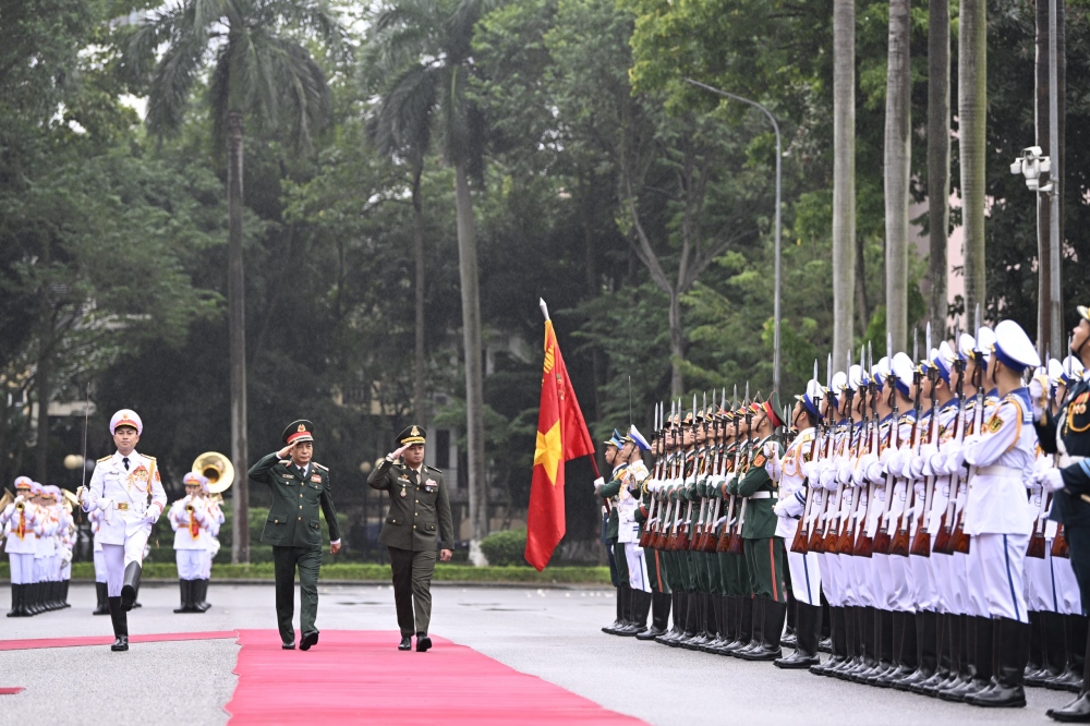 Đại tướng Phan Văn Giang và Đại tướng Tea Seiha duyệt Đội danh dự Quân đội nhân dân Việt Nam. 