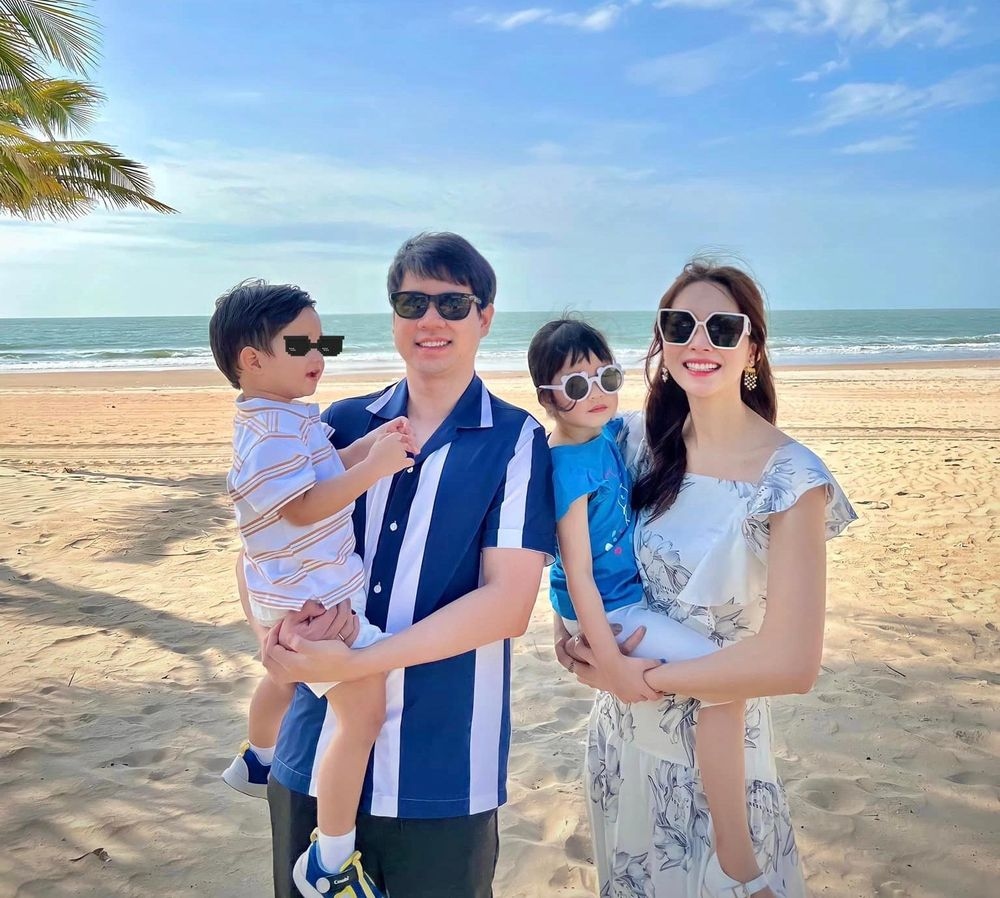 Ở tuổi 32, Hoa hậu Đặng Thu Thảo ít hoạt động showbiz, chủ yếu dành thời gian vun vén cho chồng và hai con. Đặng Thu Thảo được khán giả khen có cuộc sống viên mãn thông qua hình ảnh cô chia sẻ trên trang cá nhân, hút hàng nghìn lượt yêu thích.