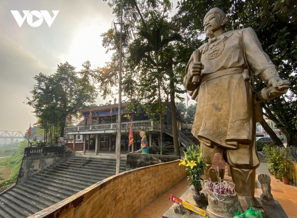 Đền Tam Giang là ngôi đền linh thiêng tại khu vực ngã ba Hạc (thành phố Việt Trì, tỉnh Phú Thọ)