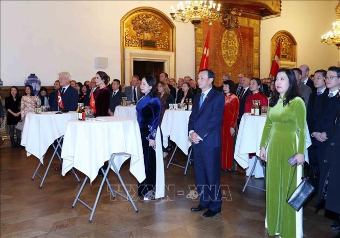 Vice President Xuan and delegates attend a flag salute ceremony ahead of the event.