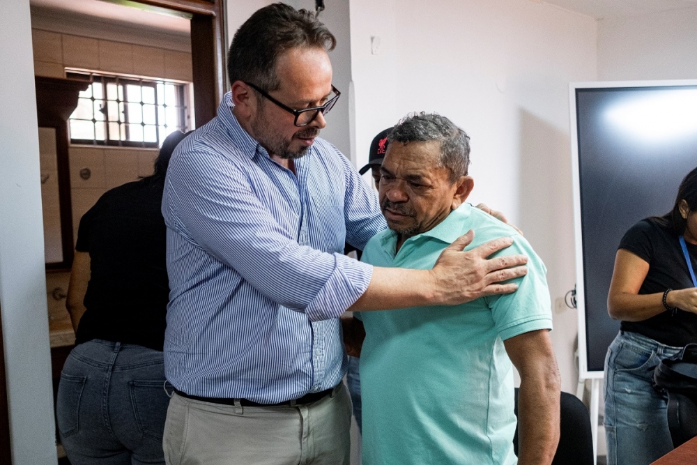 Ông Lucho - cha của Luis Diaz (phải) sau khi được giải cứu. (Ảnh: Reuters). 