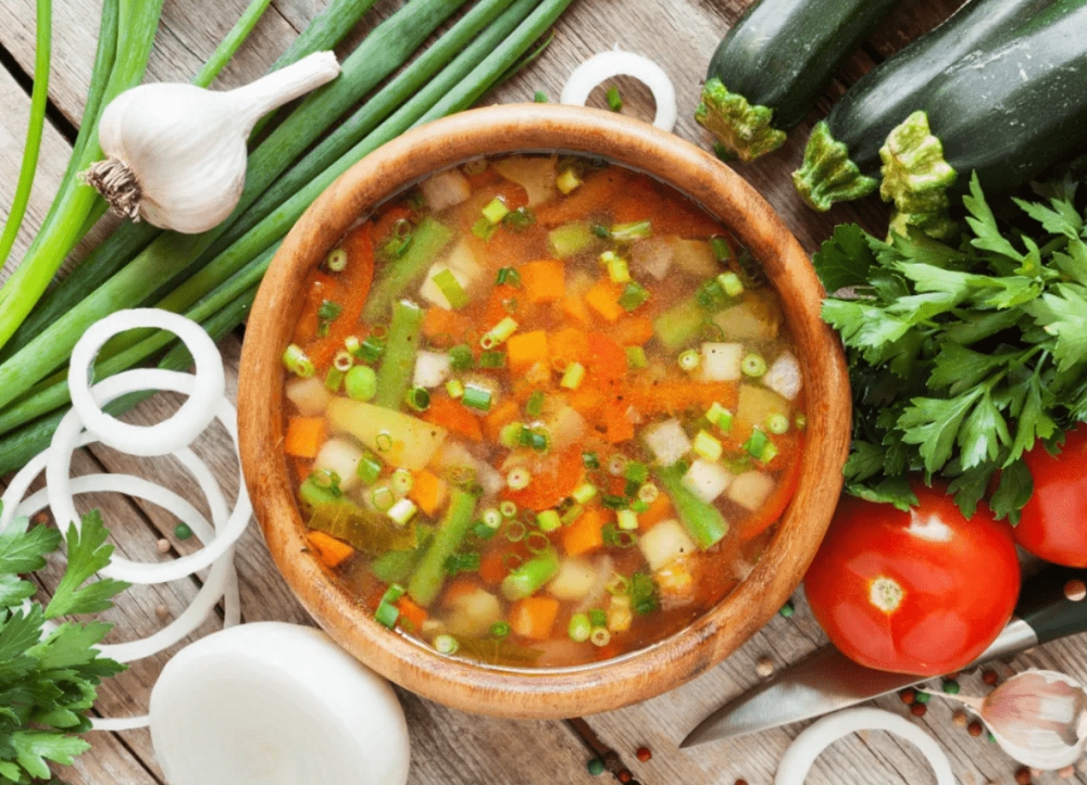 Tăng cường sức khỏe đường ruột: Một món súp có nhiều rau sẽ giúp giúp tăng cường sức khỏe đường ruột. Món súp bổ sung nhiều chất xơ hơn vào chế độ ăn, rất tốt cho quá trình tiêu hóa và tạo cảm giác no, đồng thời nhiều loại rau thường thấy trong các món súp như tỏi tây và hành tây có chứa nhiều prebiotic có thể giúp nuôi dưỡng vi khuẩn tốt trong ruột.