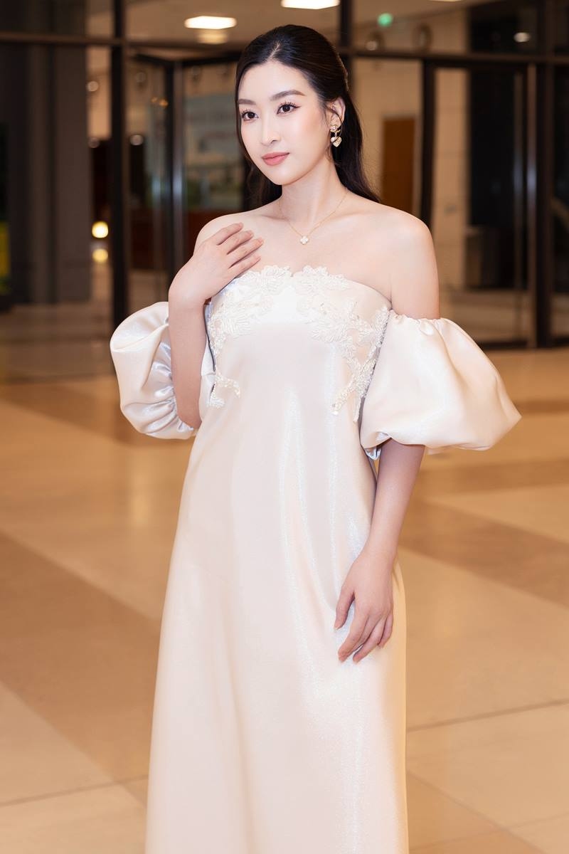 Sau khi sinh con, Đỗ Mỹ Linh dành phần lớn thời gian cho việc chăm sóc con. Chỉ thỉnh thoảng người đẹp mới xuất hiện tại một số sự kiện của bạn bè hay anh em thân thiết trong nghề. Thời gian này, người đẹp vẫn ưu tiên tối đa cho con nhỏ.